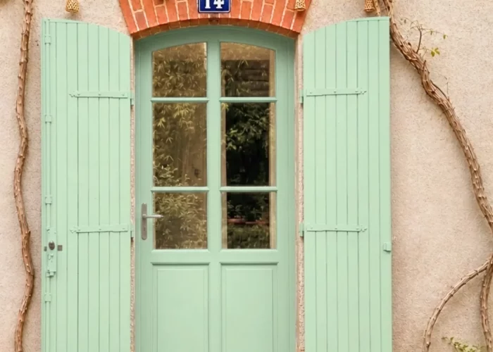 volets-porte-repeint-peinture-exterieur-eleonore-deco-teinte-vert-d-eau